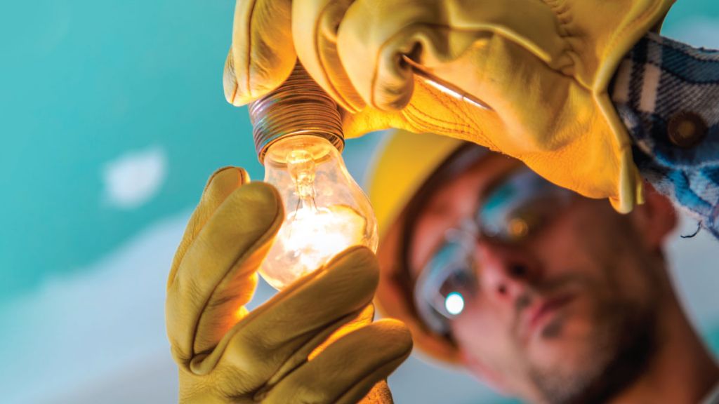 OPERARIO CON UN BOMBILLO EN MANO