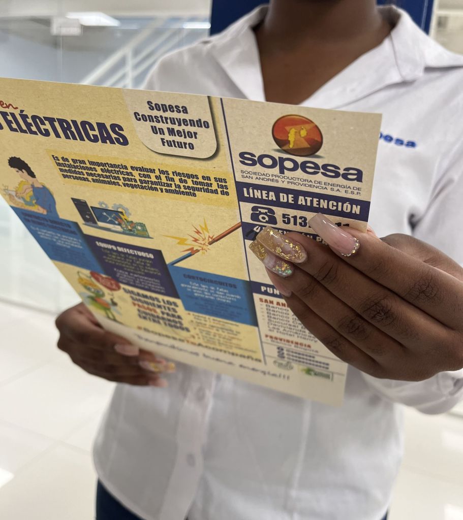 PERSONA SOSTENIENDO FACTURA DE SOPESA